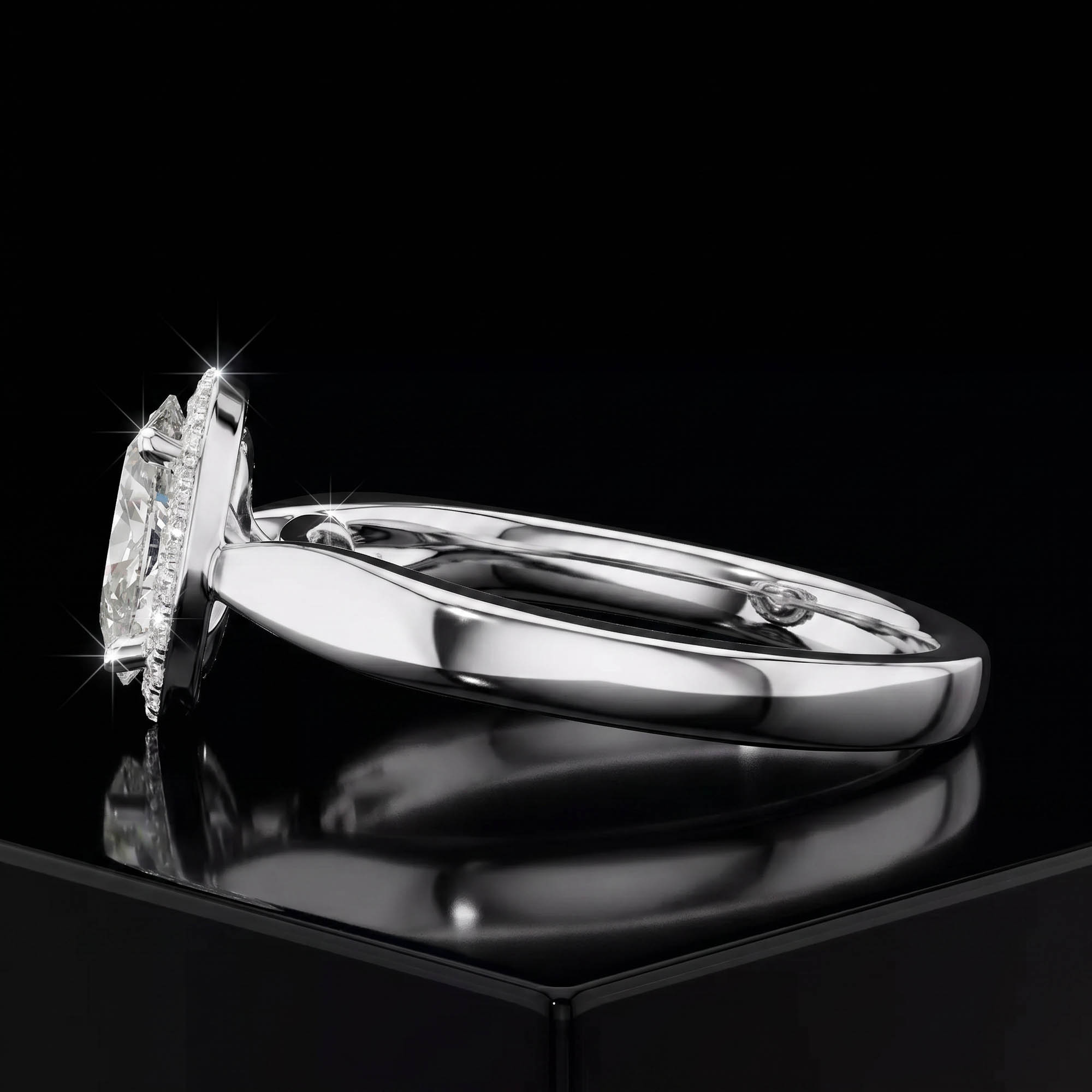 Aura 0,81 Karat Oval Kesim Halo Taşlı Tektaş Yüzük