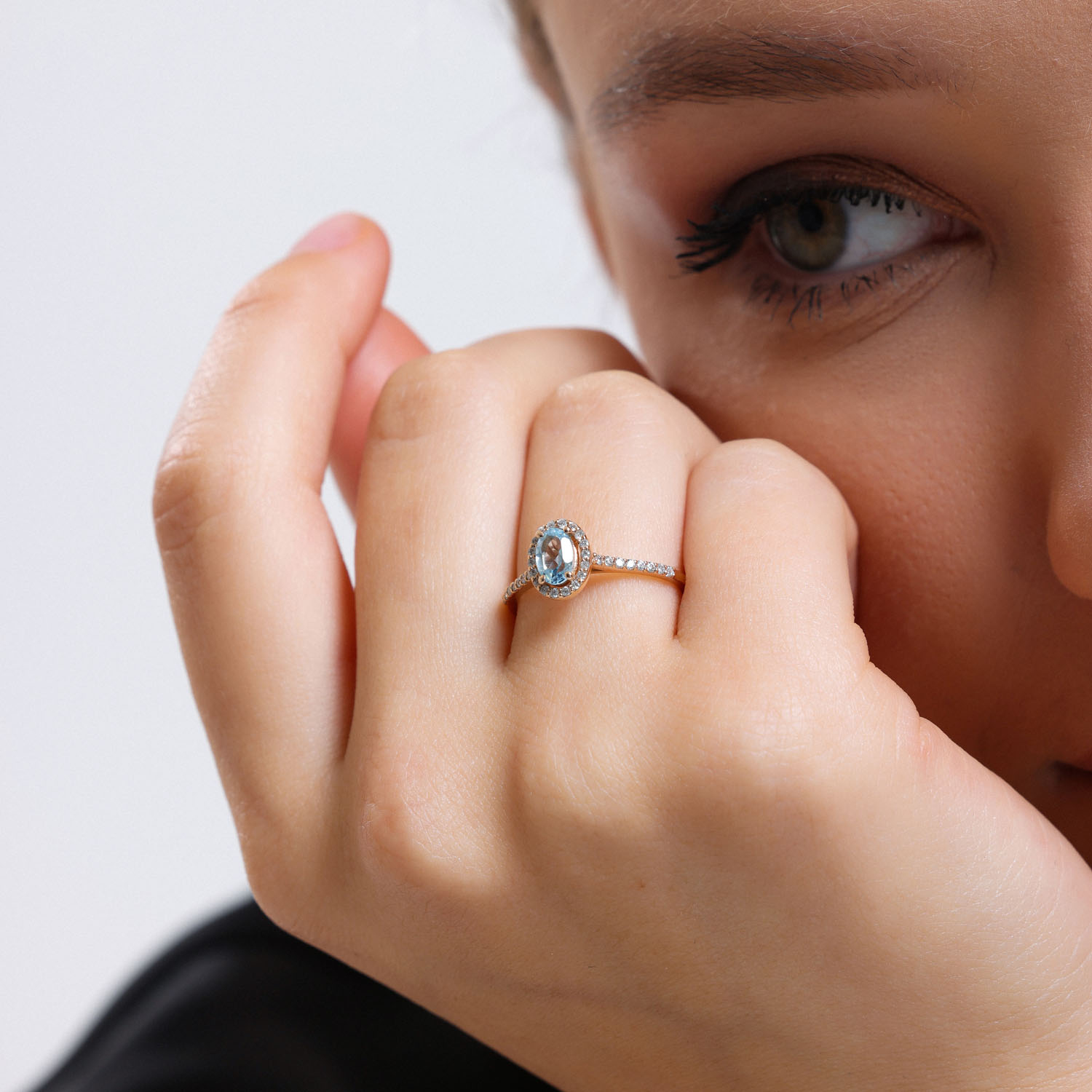0.78 Karat Pırlantalı Blue Topaz Yüzük